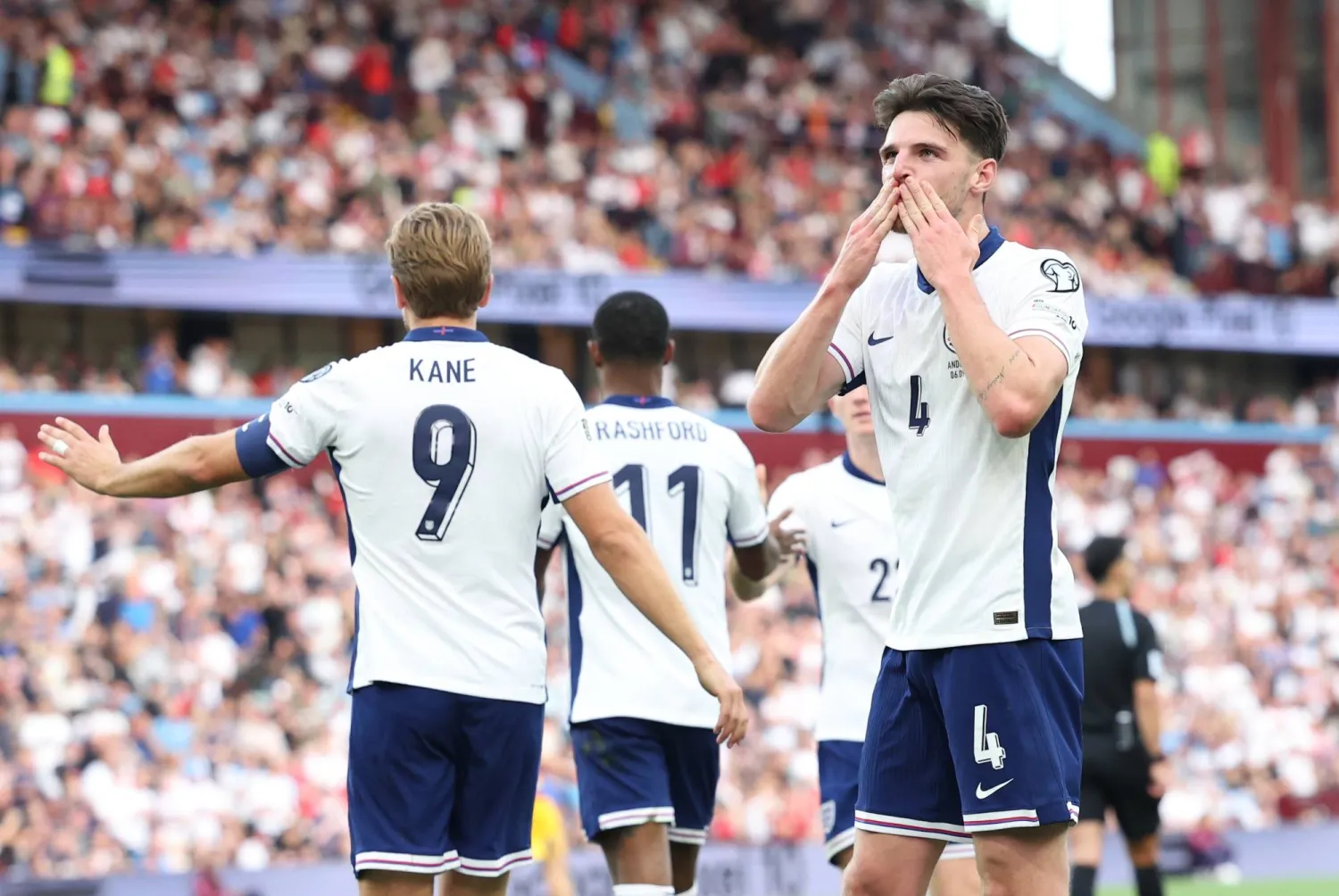 ديكلان رايس يحتفل بهدفه في مرمى أندورا (إ.ب.أ)