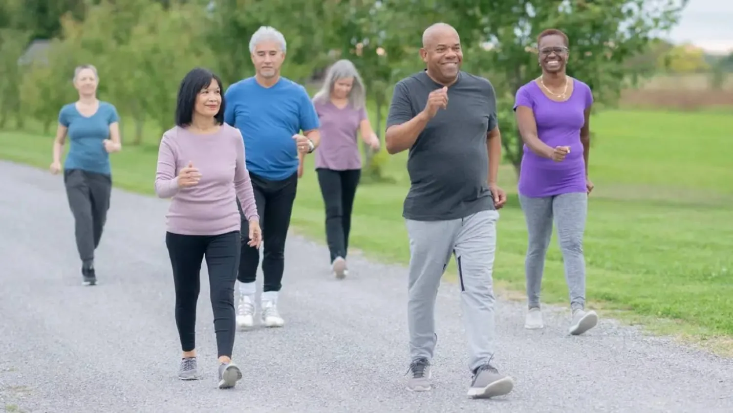 المشي السريع يقلّل خطر الضعف البدني لدى المسنين (جامعة شيكاغو)