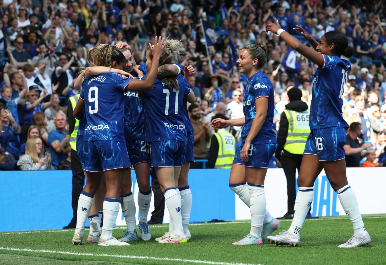 لاعبات تشيلسي يحتفلن بالفوز (رويترز)