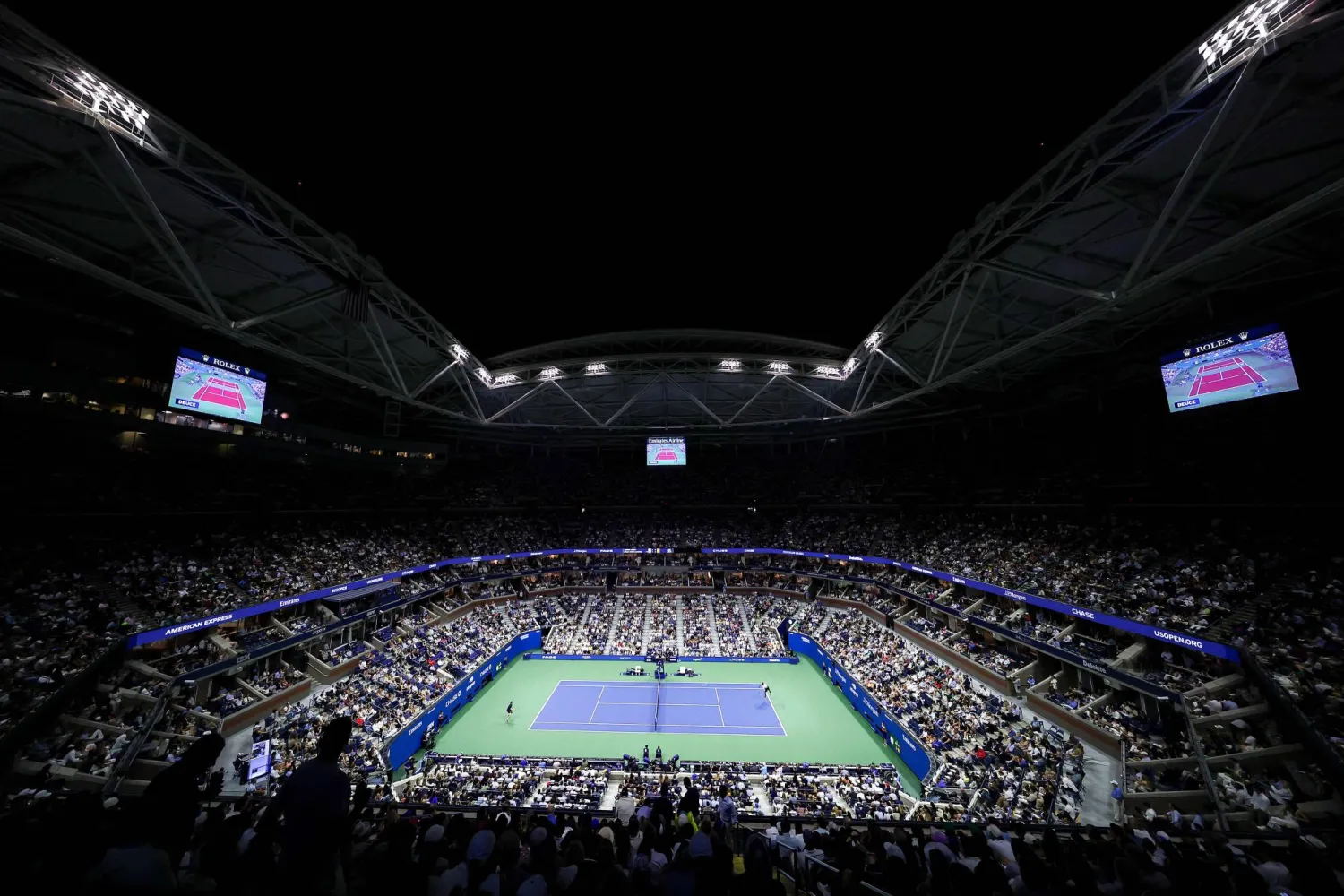 سيضمن الفائز في المباراة النهائية تربعه على عرش التصنيف العالمي الإثنين (أ.ف.ب)