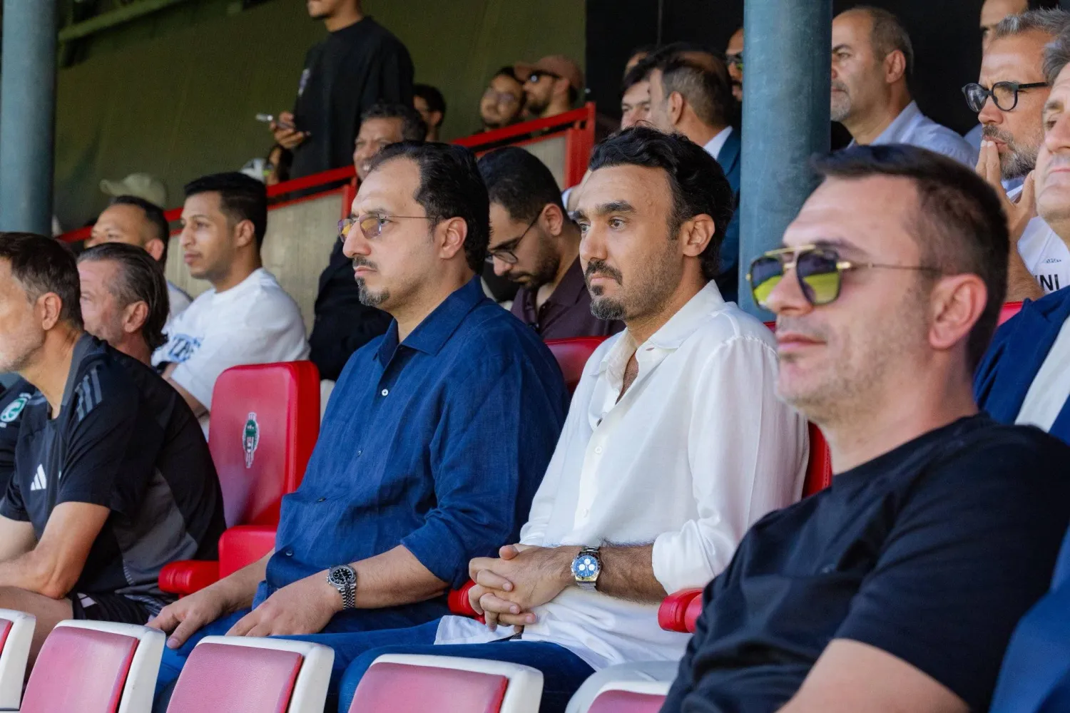 الأمير عبد العزيز بن تركي الفيصل وياسر المسحل خلال حضورهما مواجهة مقدونيا (المنتخب السعودي)