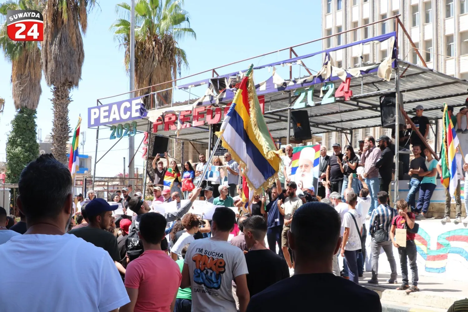 المظاهرة في ساحة الكرامة بمدينة السويداء ويظهر فيها تراجع عدد المشاركين (السويداء 24)