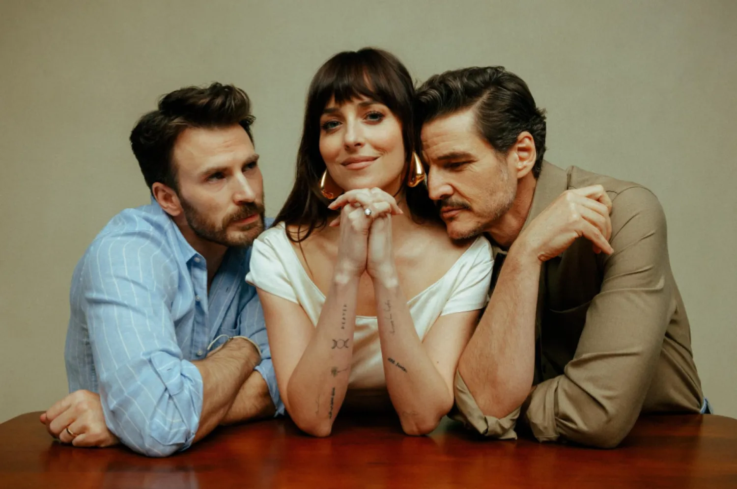 بيدرو باسكال وداكوتا جونسون وكريس إيفانز أبطال فيلم Materialists (الشركة المنتجة A24)