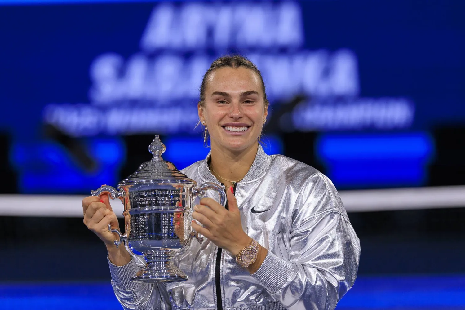 06 September 2025, US, New York: Belarusian tennis player Aryna Sabalenka celebrates with the trophy after defeating US Amanda Anisimova after their women's singles final match of US Open 2025 tennis tournament at the USTA Billie Jean King National Tennis Center. Photo: Javier Rojas/PI via ZUMA Press Wire/dpa