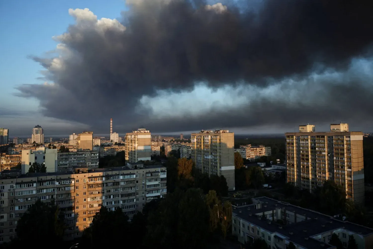 Rusya'nın Kiev'e düzenlediği hava saldırısı sırasında, yakınlardaki bir saldırı bölgesinden yoğun dumanın gökyüzünü kapladığı görüldü (Reuters)