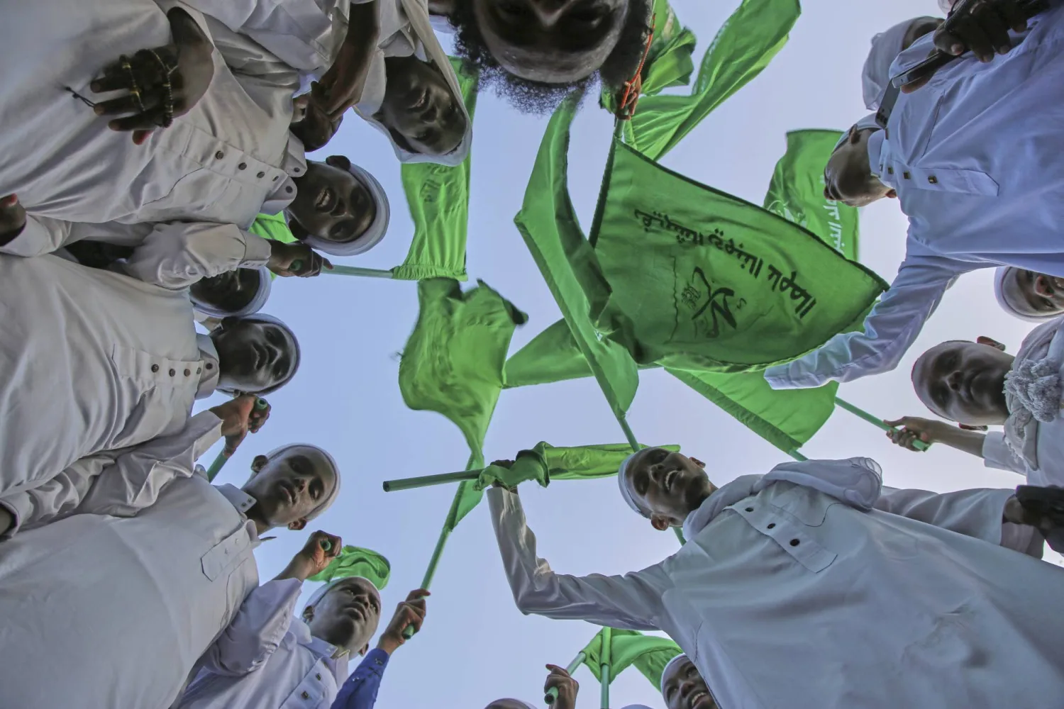 يرفع السكان الأعلام الخضراء أثناء تجمعهم للاحتفال بالمولد النبوي الشريف في مقديشو بالصومال الخميس 4 سبتمبر 2025 (أ.ب)