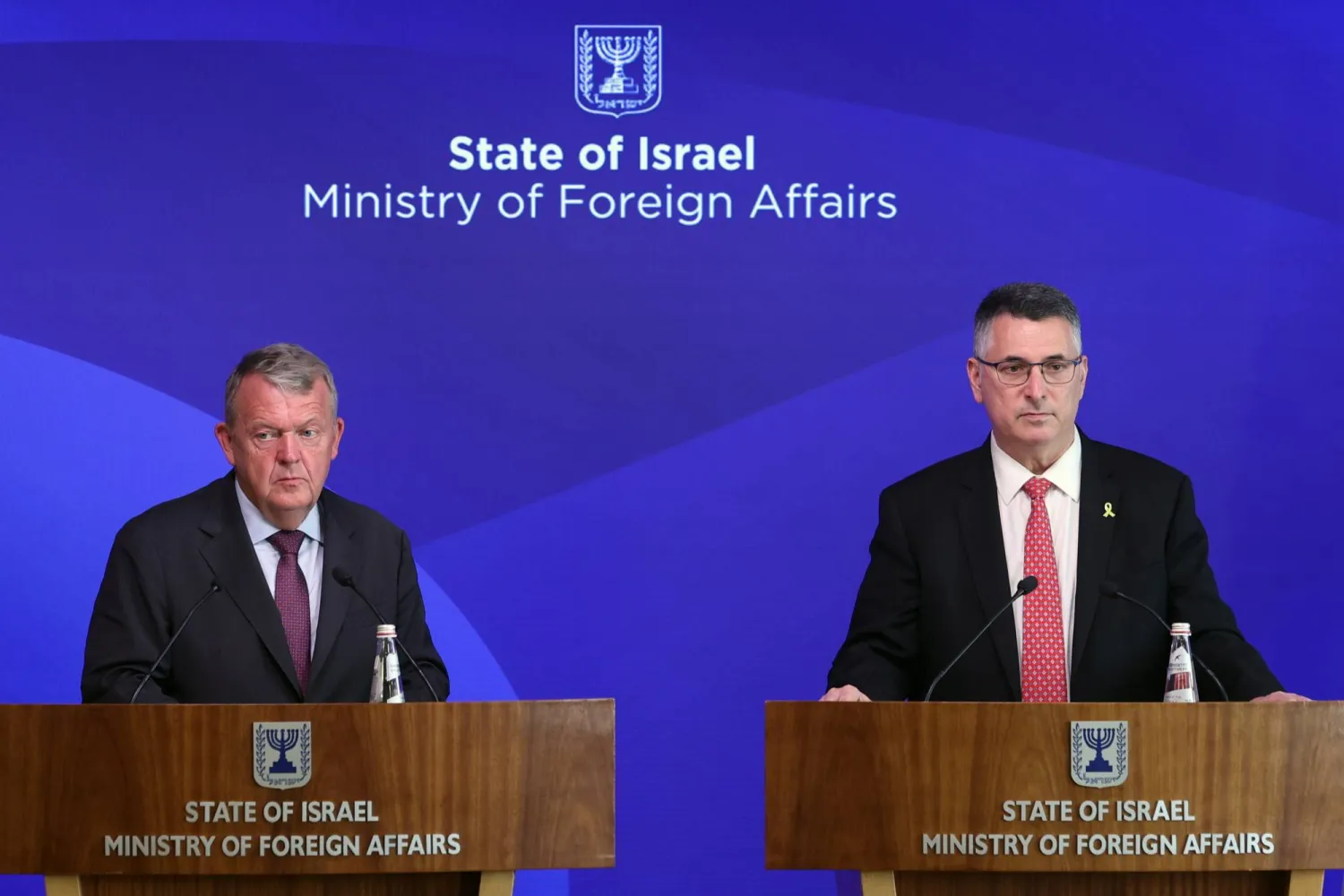 وزير الخارجية الإسرائيلي جدعون ساعر (يمين) ونظيره الدنماركي لارس لوكه راسموسن (إ.ب.أ)