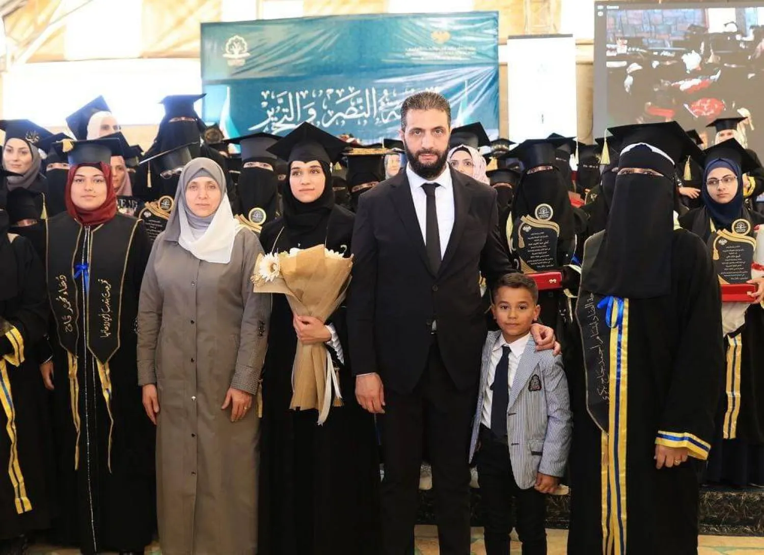 الرئيس أحمد الشرع وزوجته لطيفة الدروبي في حفل تخرج طالبات كلية الآداب بجامعة إدلب (الرئاسة السورية)