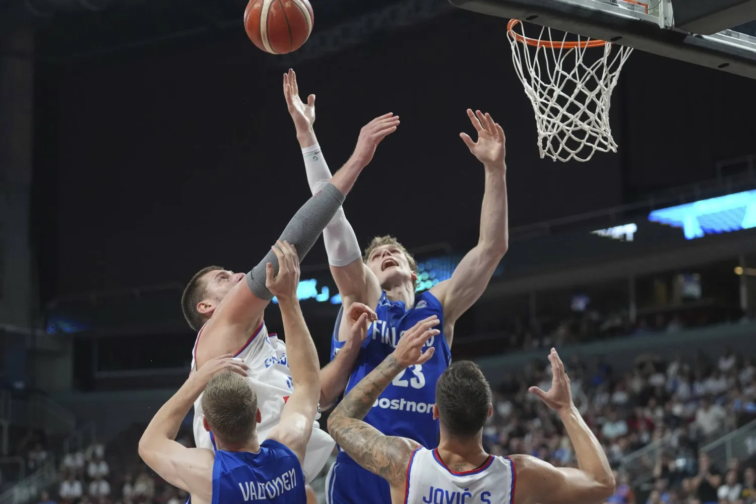 فنلندا تفاجئ صربيا وتبلغ دور الـ8 في «بطولة أوروبا للسلة»... (أ.ب)