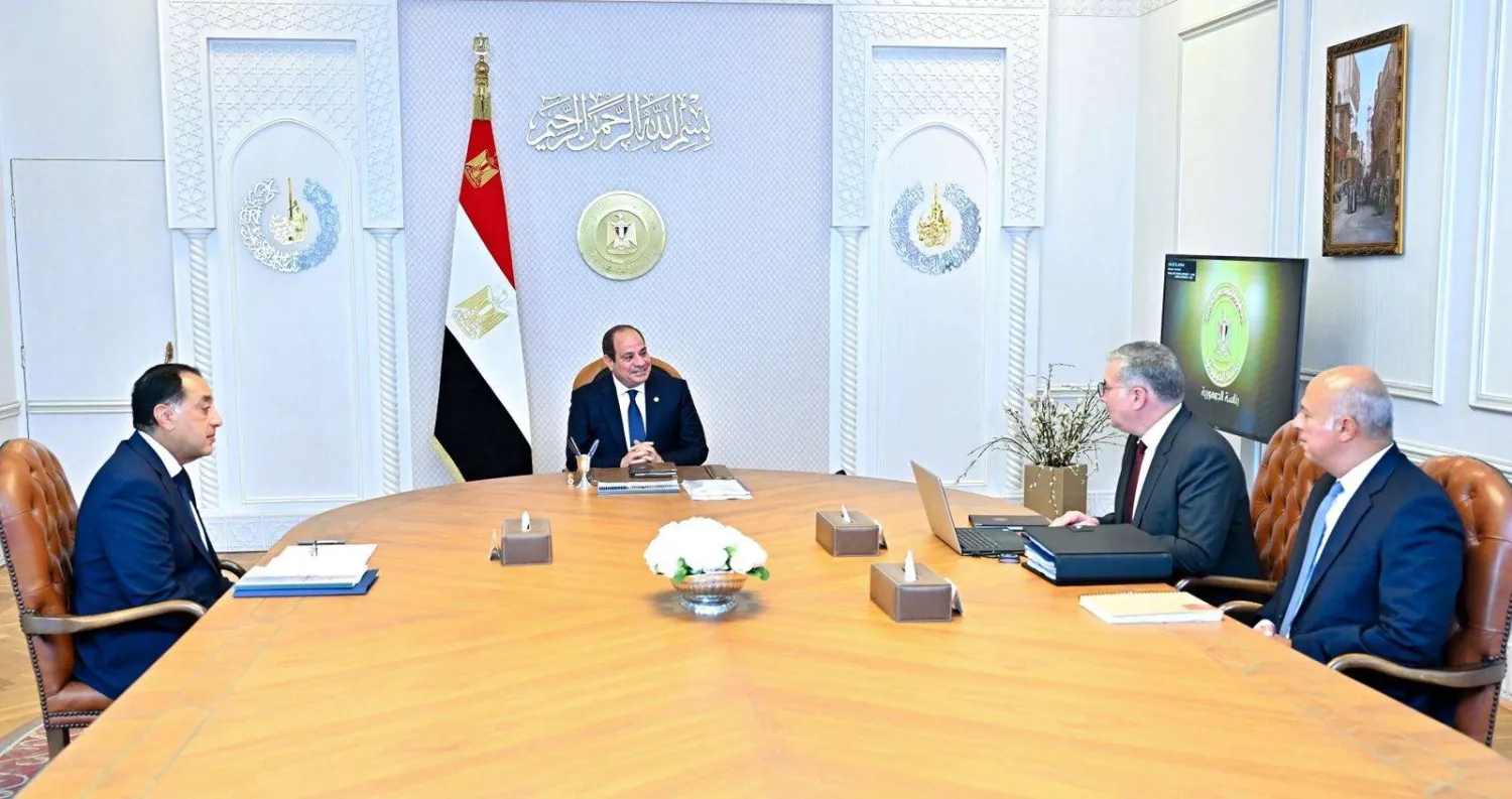 السيسي خلال لقائه رئيس الوزراء ووزير البترول والمتحدث الرسمي باسم رئاسة الجمهورية (رئاسة الجمهورية)