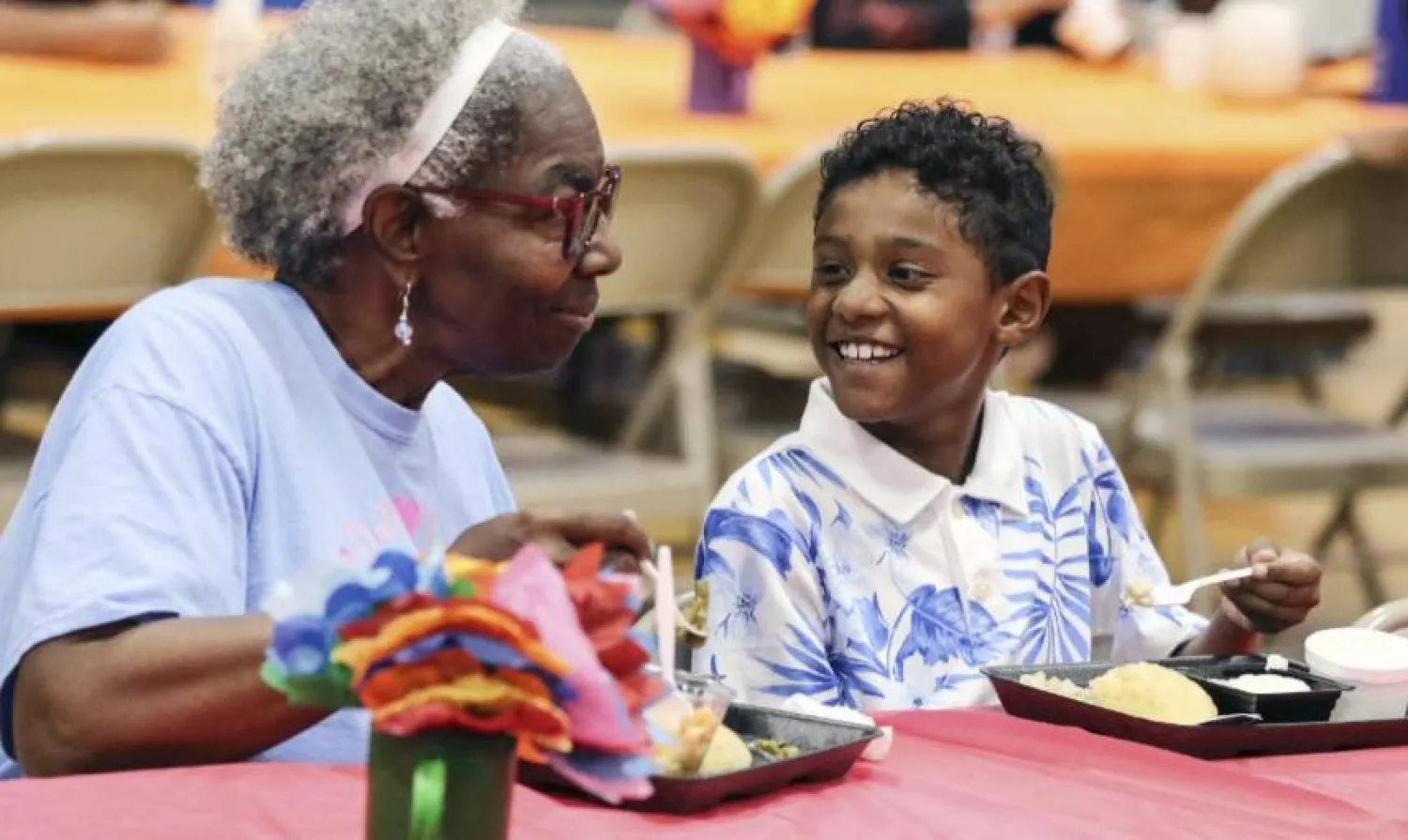 انخراط الأجداد في حياة أحفادهم يعزز صحتهم النفسية والبدنية (أ.ب)