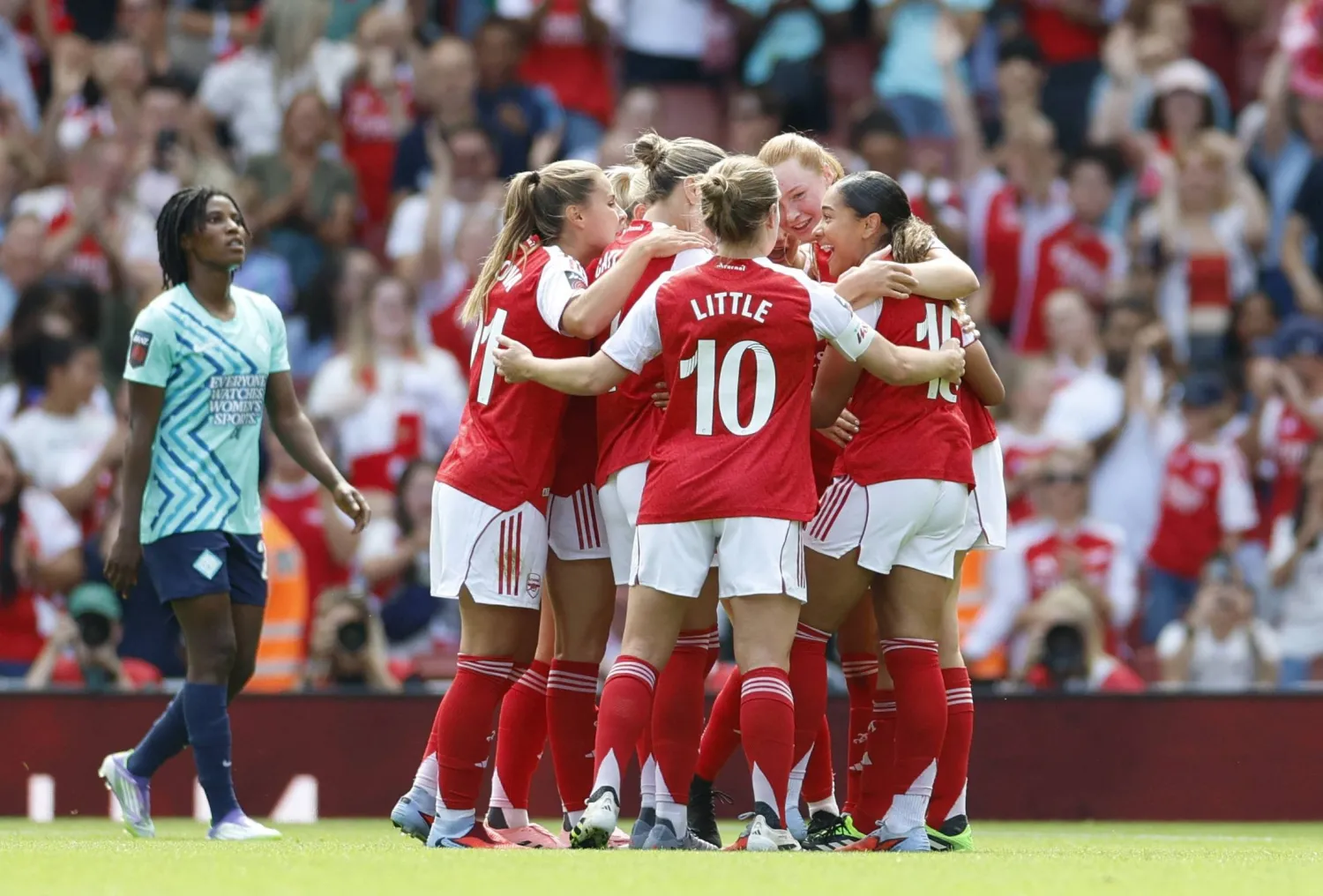 لاعبات آرسنال يحتفلن بعد الفوز (رويترز)