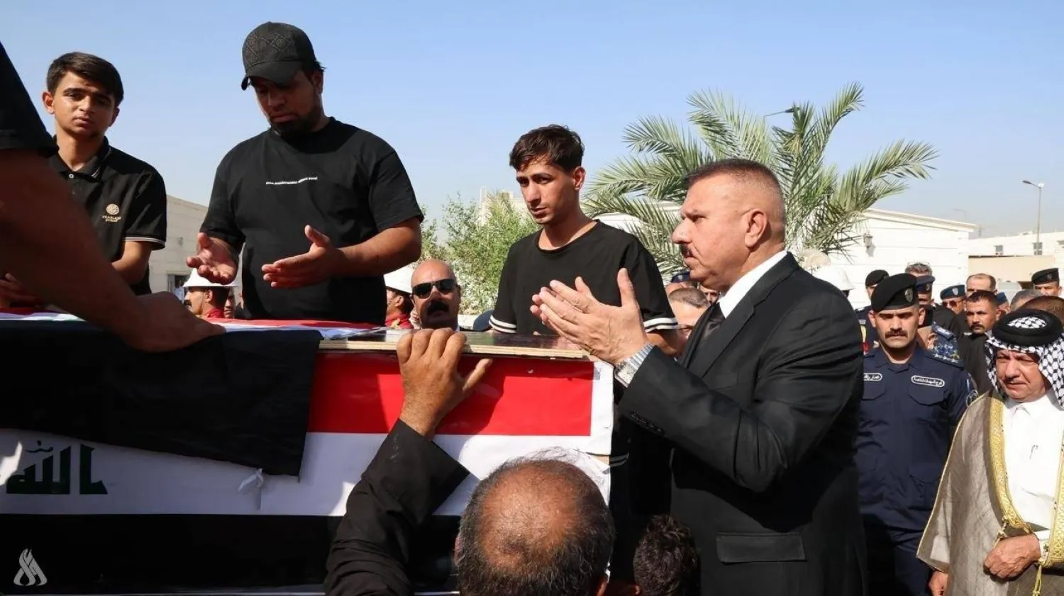 وزير الداخلية خلال تشييع جنازات عناصر الشرطة (وكالة الأنباء العراقية)