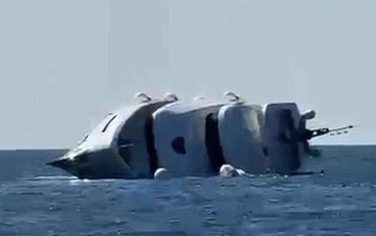 تظهر لقطة السفينة على جانبها بعد الانقلاب (إكس)