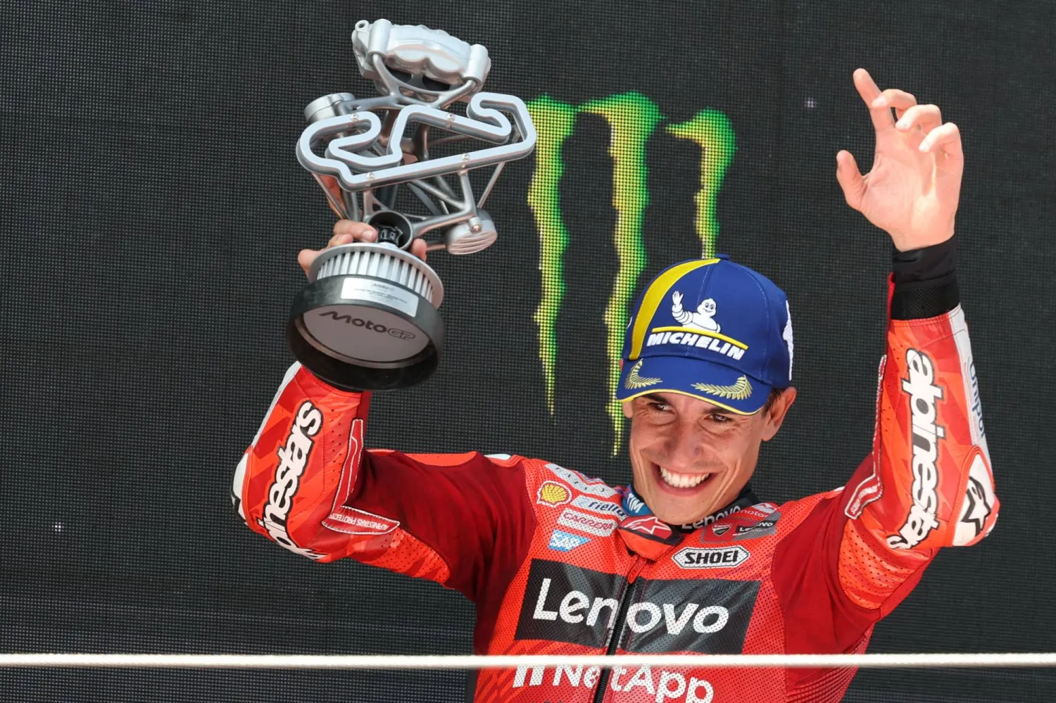 وضع أليكس حداً لسيطرة شقيقه الأكبر مارك الفائز في السباقات السبعة الأخيرة توالياً (أ.ف.ب)