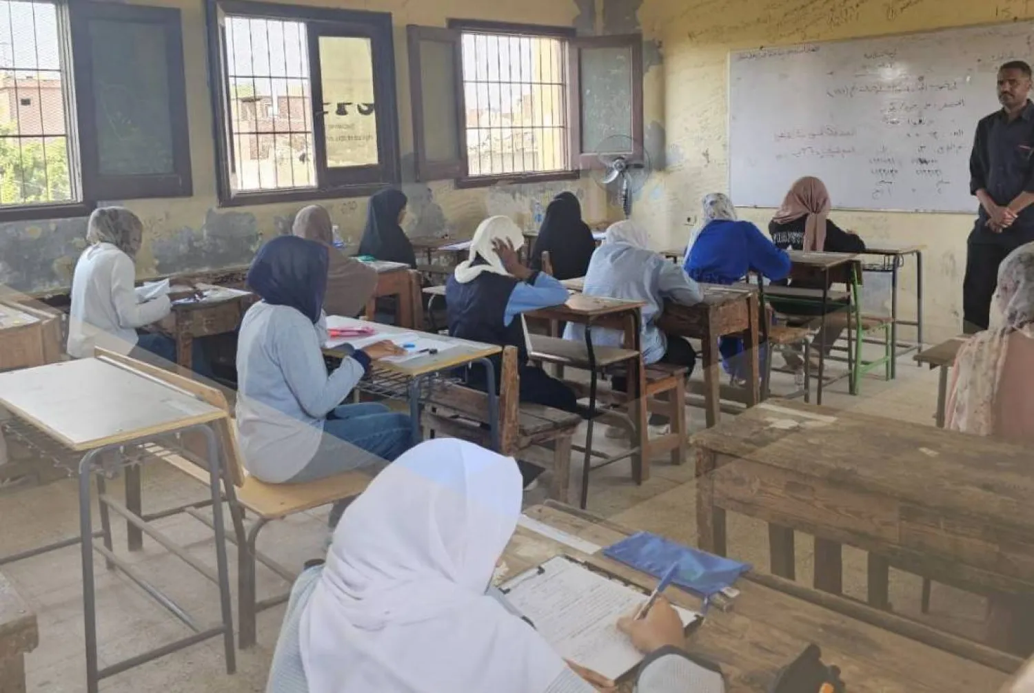 في أثناء امتحانات الشهادة السودانية المتوسطة في القاهرة (مدرسة الصداقة السودانية)