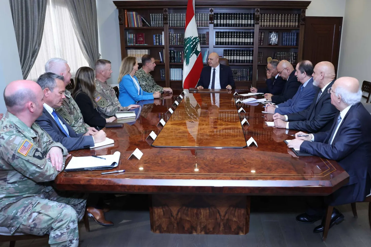 رئيس الجمهورية جوزيف عون مستقبلاً قائد المنطقة الوسطى براد كوبر والوفد المرافق بحضور السفيرة الأميركية ليزا جونسون (الرئاسة اللبنانية)