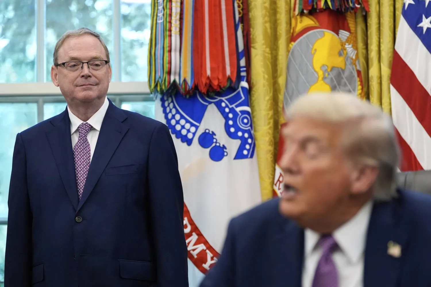 هاست يستمع إلى كلمة الرئيس دونالد ترمب في المكتب البيضاوي بالبيت الأبيض (أ.ب)