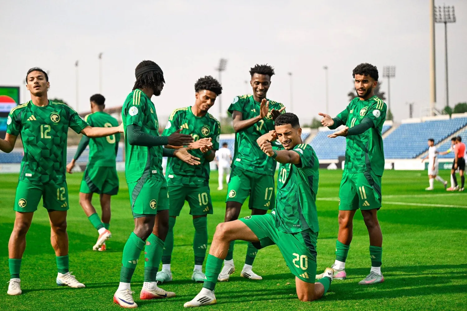 فرحة لاعبي الأخضر الشاب بالهدف الأول (المنتخب السعودي)