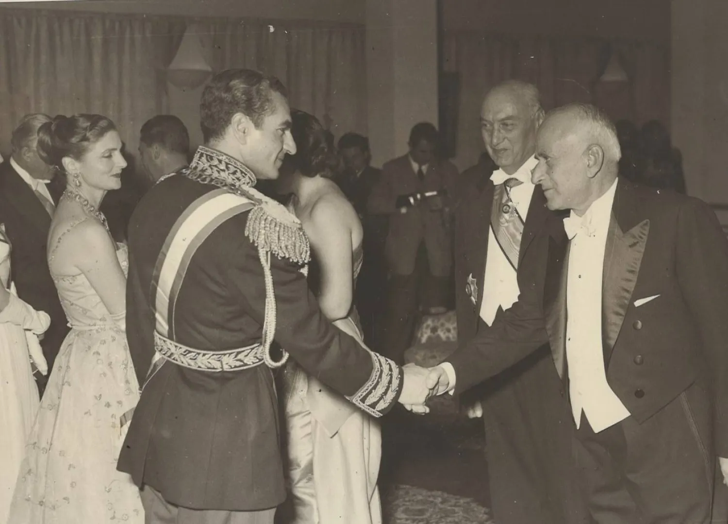 الوزير اللبناني الراحل كاظم الخليل يصافح شاه إيران بحضور زلفا شمعون زوجة الرئيس اللبناني كميل شمعون (أرشيف كاظم الخليل)