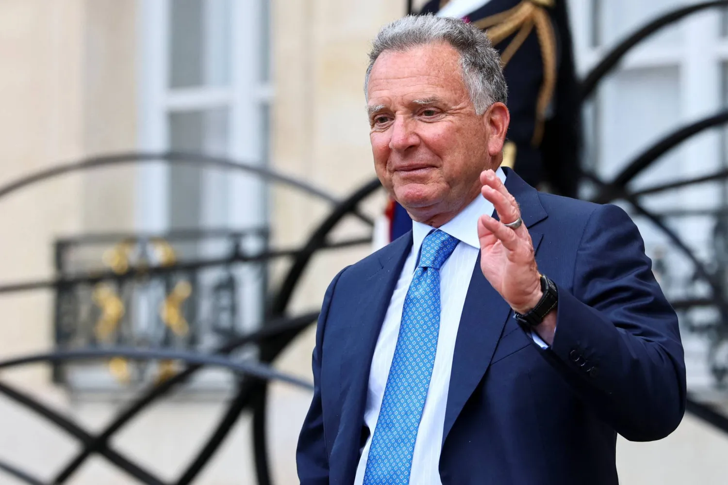 المبعوث الأميركي ستيف ويتكوف خلال مغادرته قصر الإليزيه في باريس (رويترز)