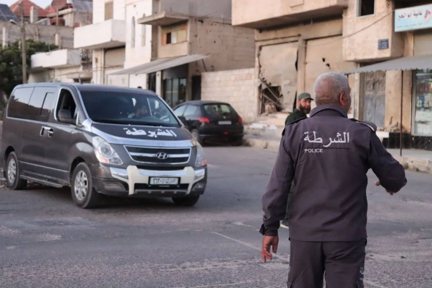 الشرطة في منطقة القصير على الحدود السورية اللبنانية (حساب رسمي فيسبوك)