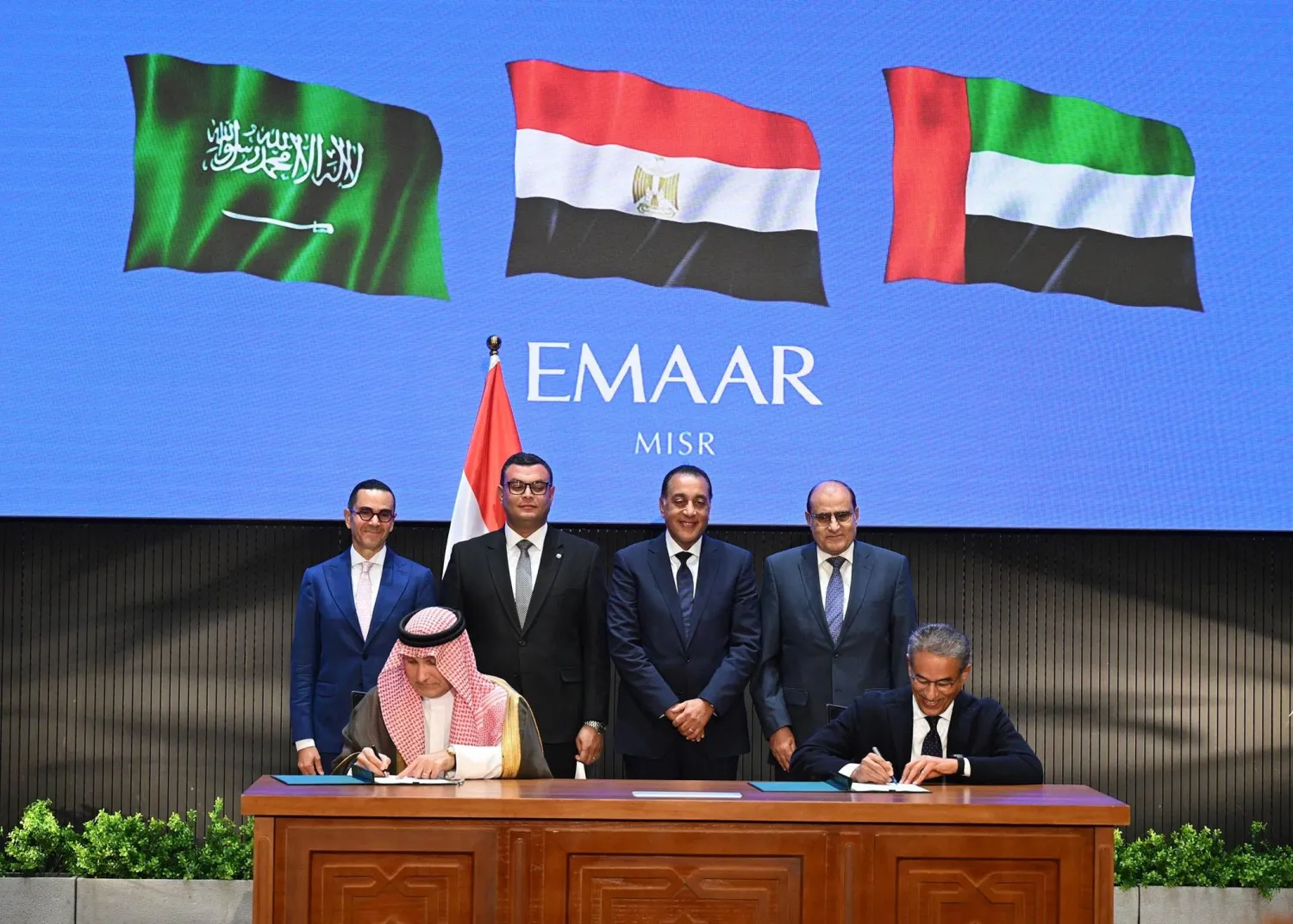 أثناء التوقيع على صفقة «مراسي ريد» بمقر الحكومة المصرية شرق القاهرة (مجلس الوزراء المصري)
