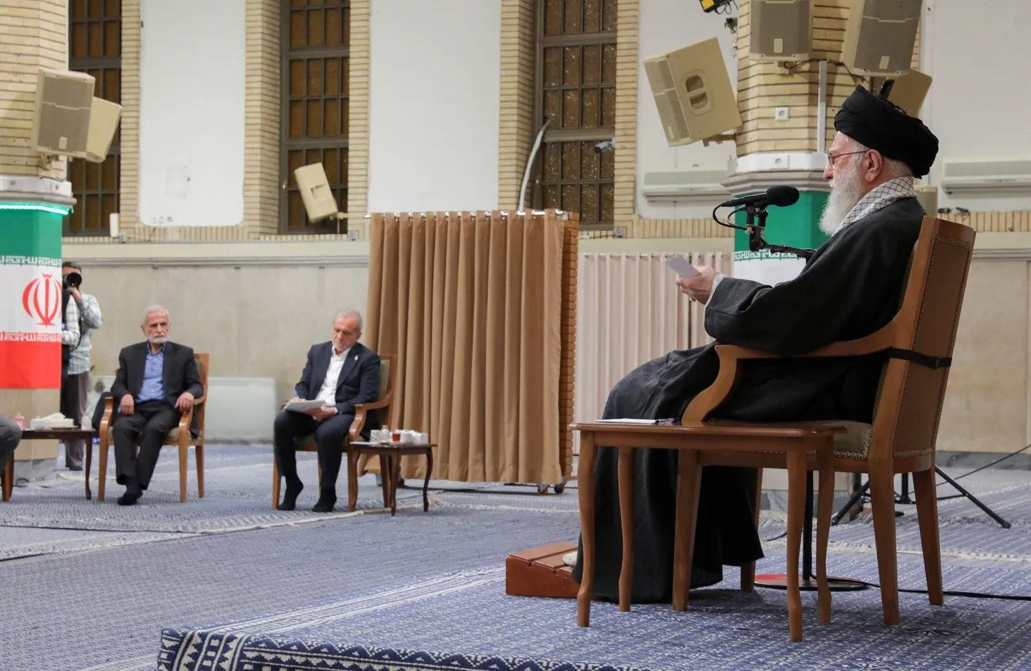 خامنئي يتحدث إلى أعضاء حكومة الرئيس مسعود بزشكيان بمناسبة أسبوع الحكومة (موقع المرشد)