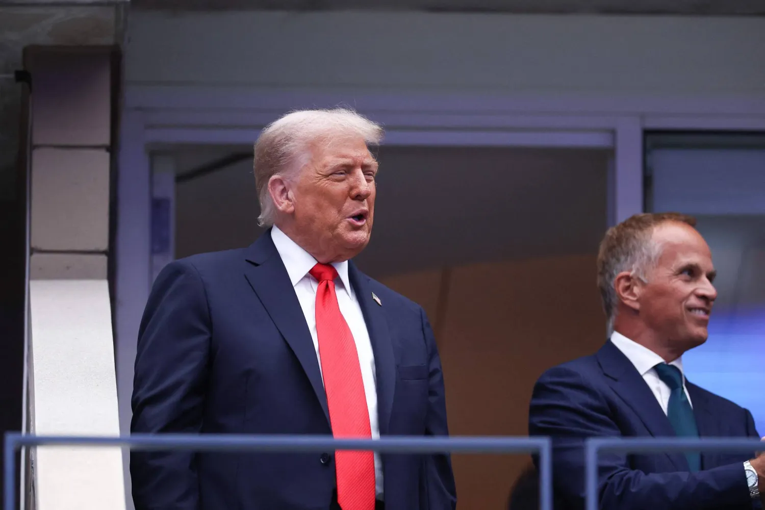 الرئيس الأميركي دونالد ترمب لدى وصوله إلى فلاشينغ ميدوز لمتابعة نهائي الرجال (أ.ف.ب)