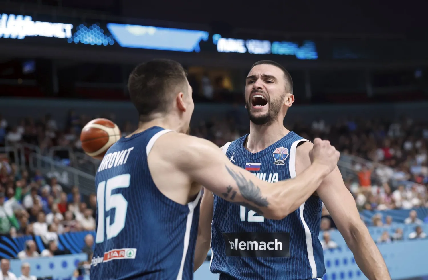 فرحة لاعبي سلوفينيا بالفوز على إيطاليا والتأهل (إ.ب.أ) 