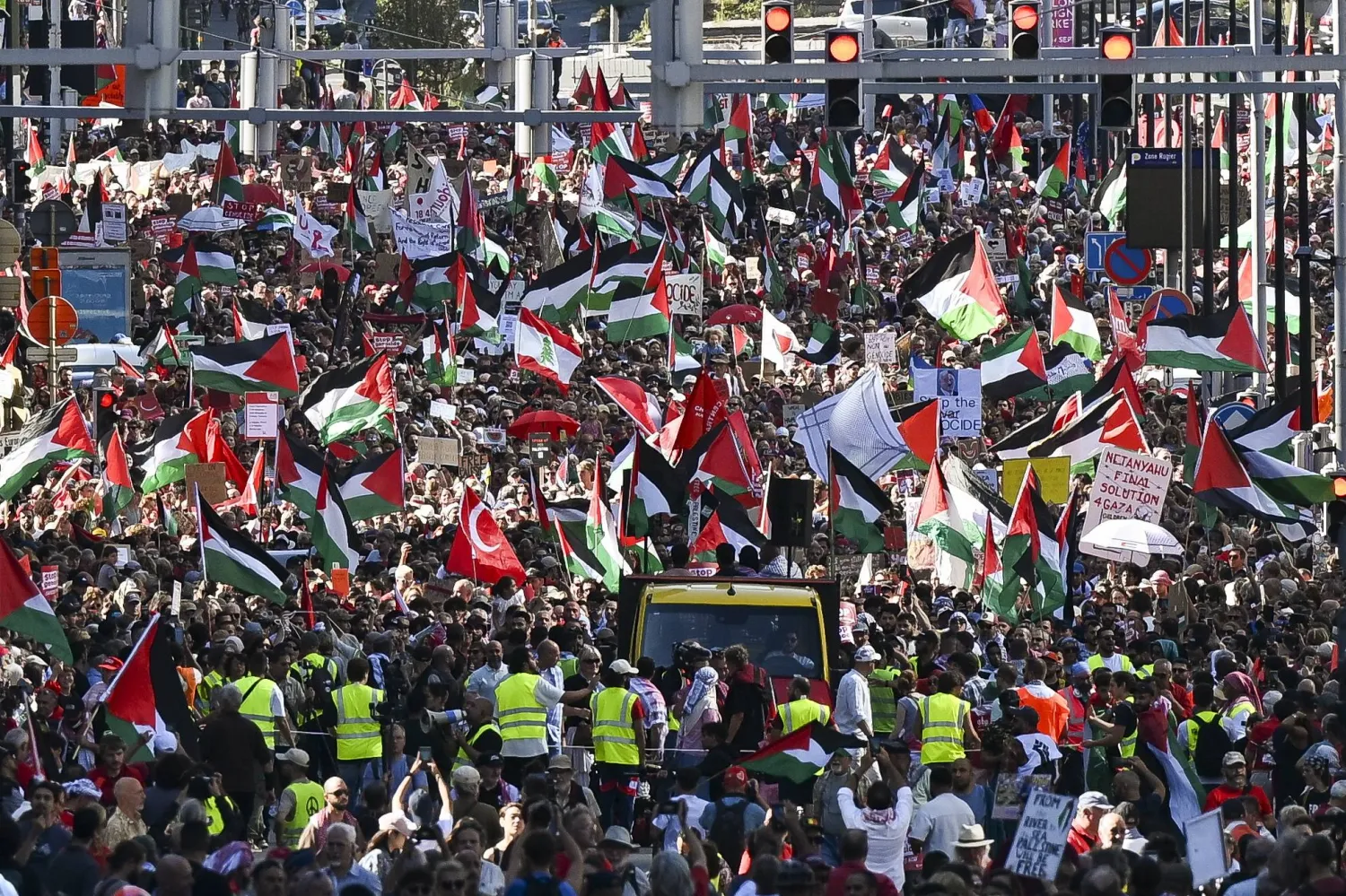 جانب من المظاهرة الداعمة للفلسطينيين في بروكسل اليوم (إ.ب.أ)