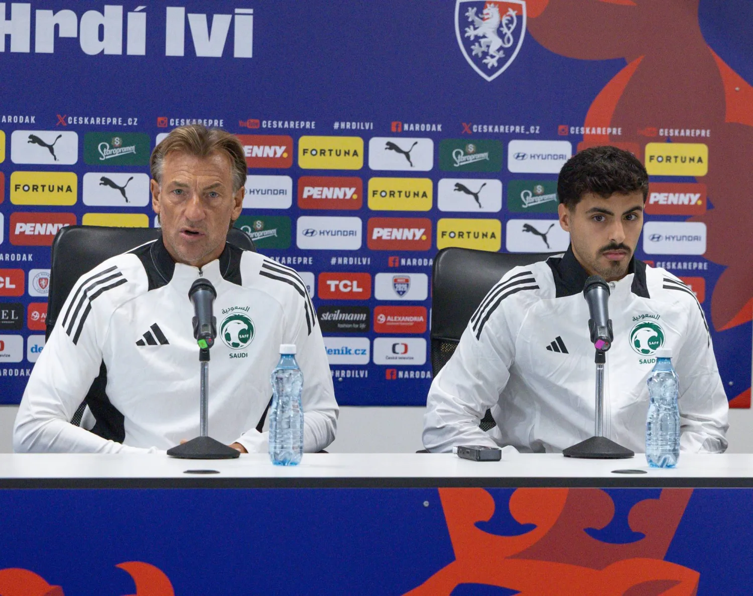 الفرنسي هيرفي رينارد مدرب المنتخب السعودي واللاعب سعد الموسى (المنتخب السعودي) 