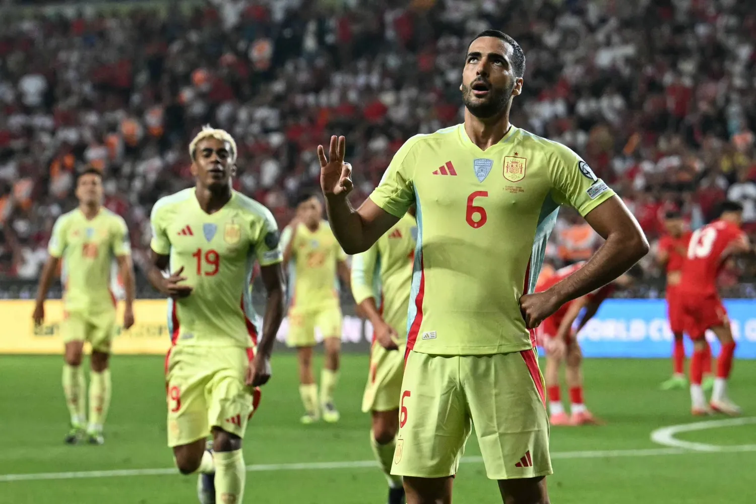 ميكيل ميرينو يحتفل بثلاثيته في مرمى تركيا في كونيا (أ.ف.ب)