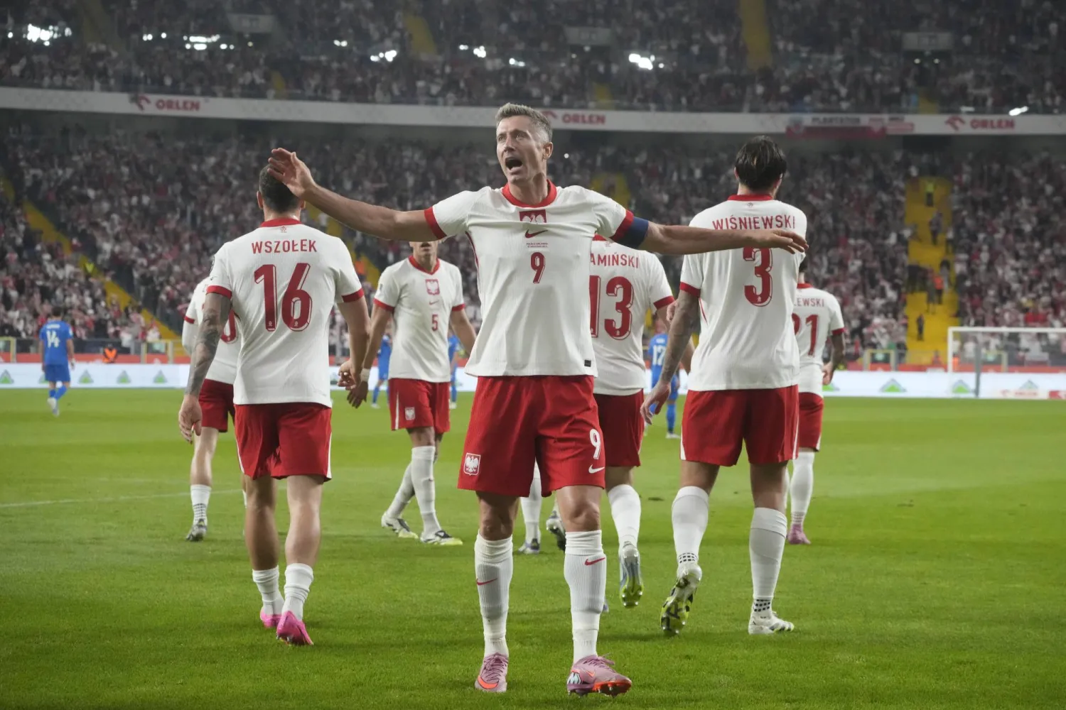 المخضرم ليفاندوفيسكي يحتفل بهدفه في مرمى فنلندا (أ.ب)