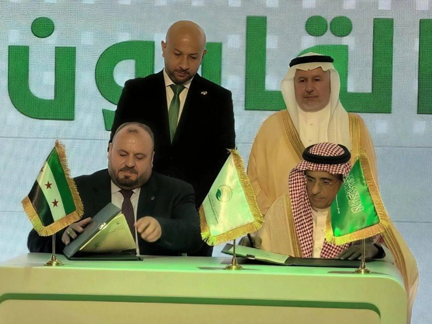 توقيع اتفاق في دمشق الأحد بحضور د.عبد الله الربيعة المشرف العام على «مركز الملك سلمان للإغاثة» ووزير الطوارئ والكوارث السوري رائد الصالح (الإخبارية السورية)