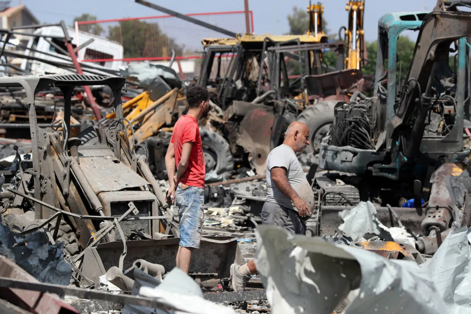 لبنانيون يتفقدون موقعاً استهدفته غارة إسرائيلية في بلدة أنصارية بجنوب لبنان الخميس الماضي (إ.ب.أ)