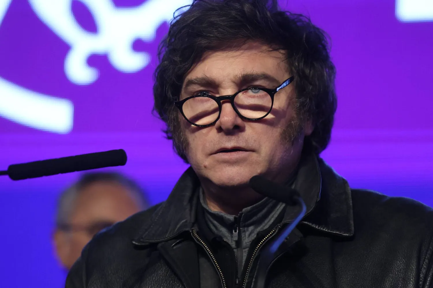 الرئيس الأرجنتيني خافيير ميلي يتحدث بعد هزيمته (إ.ب.أ)