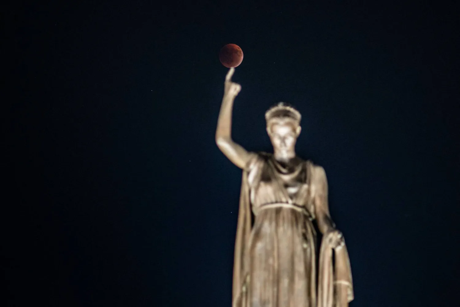 التُقطت صورة «القمر الدموي» خلال خسوف قمري خلف نصب الحرية فوق العاصمة القبرصية المقسمة نيقوسيا (أ.ف.ب)