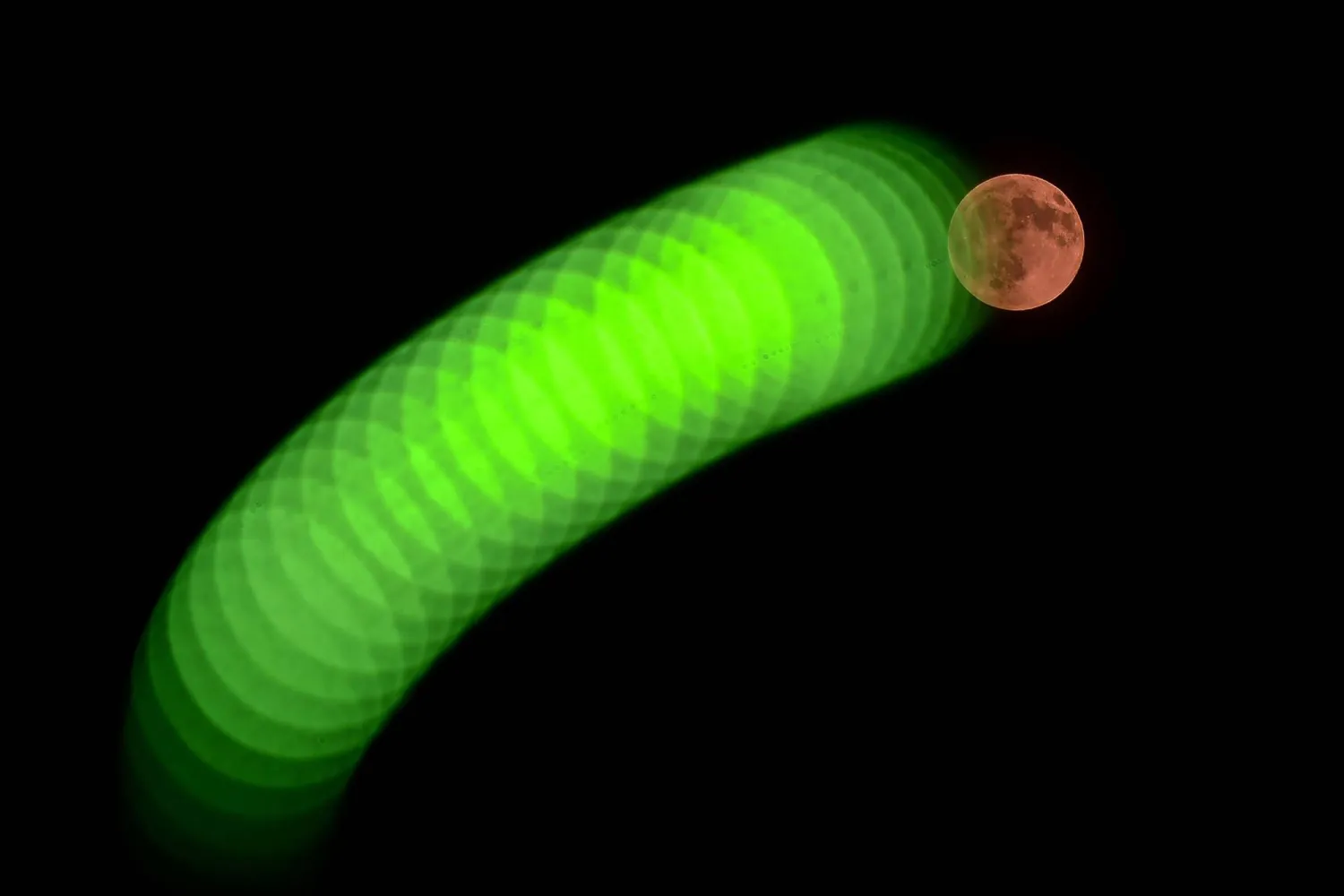  كان الخسوف مرئياً بالعين المجردة في كثير من بلدان العالم (أ.ف.ب)