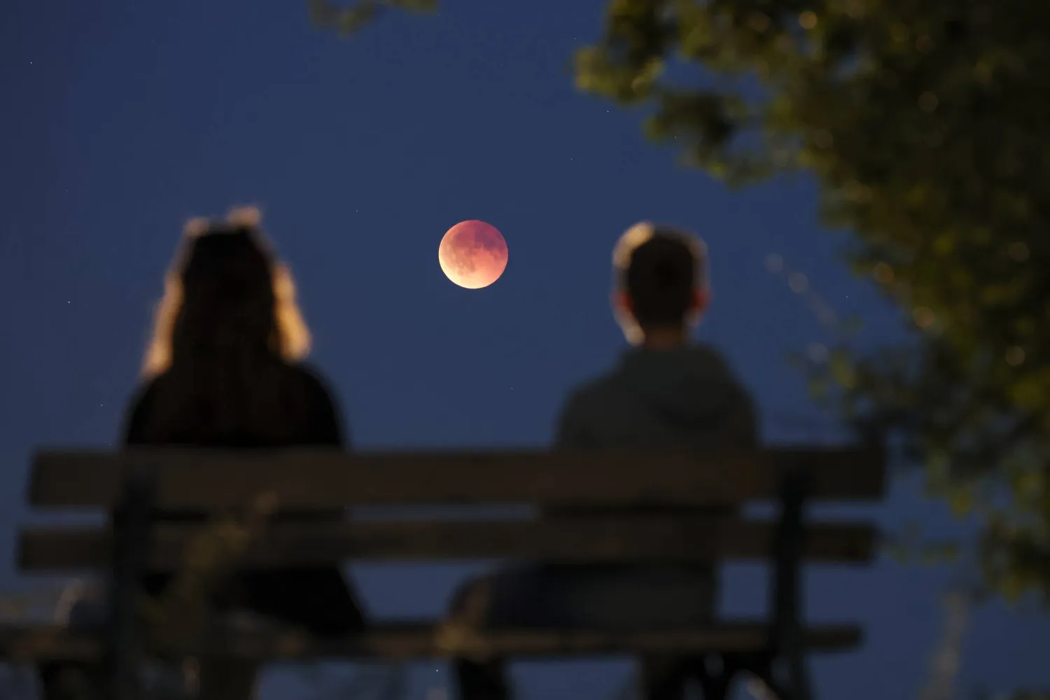 هذا الخسوف الكلي للقمر هو الثاني هذا العام بعد الخسوف الذي رصد في مارس (د.ب.أ)