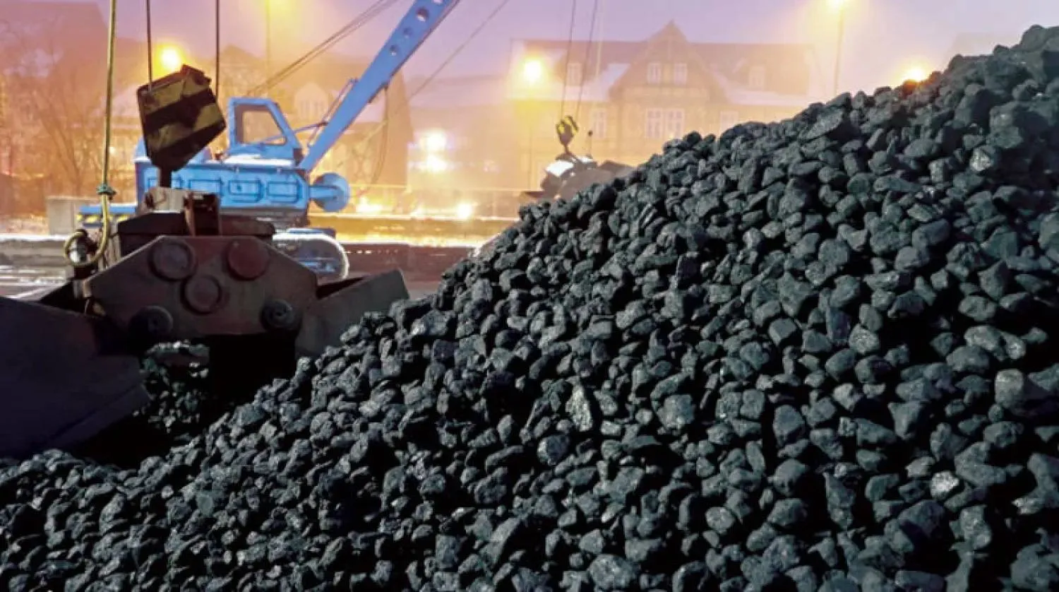 قاطرة محمّلة بالفحم في موقع تشغيل ألماني (د.ب.أ)