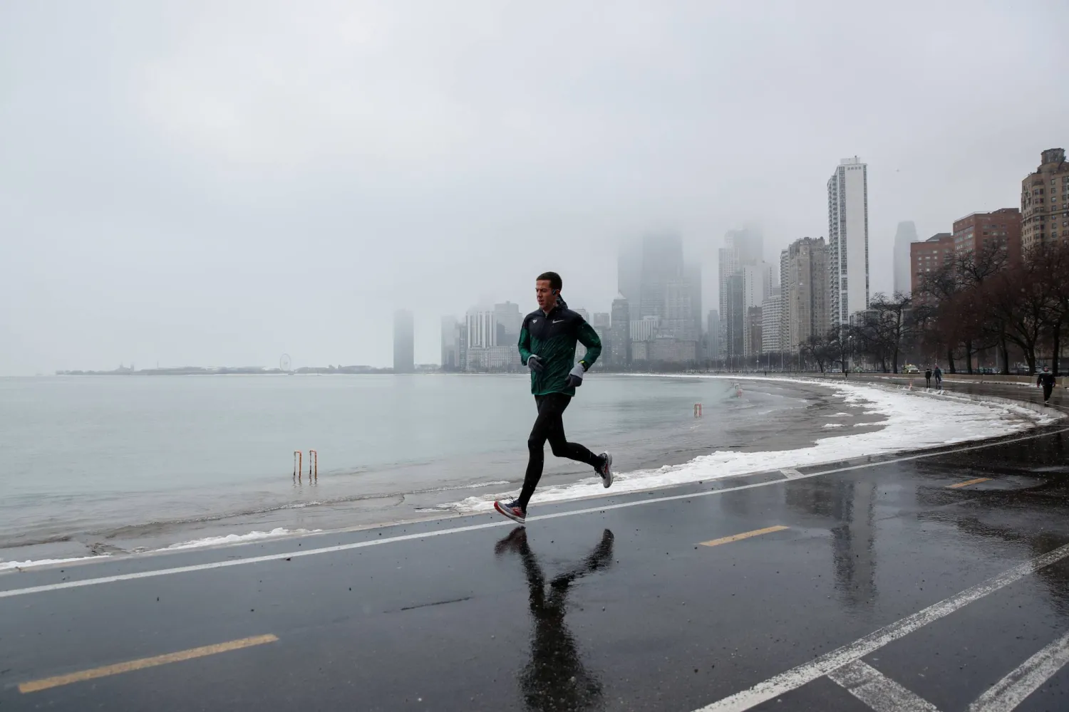 رجل يمارس رياضة الركض أمام أحد الشواطئ (رويترز)