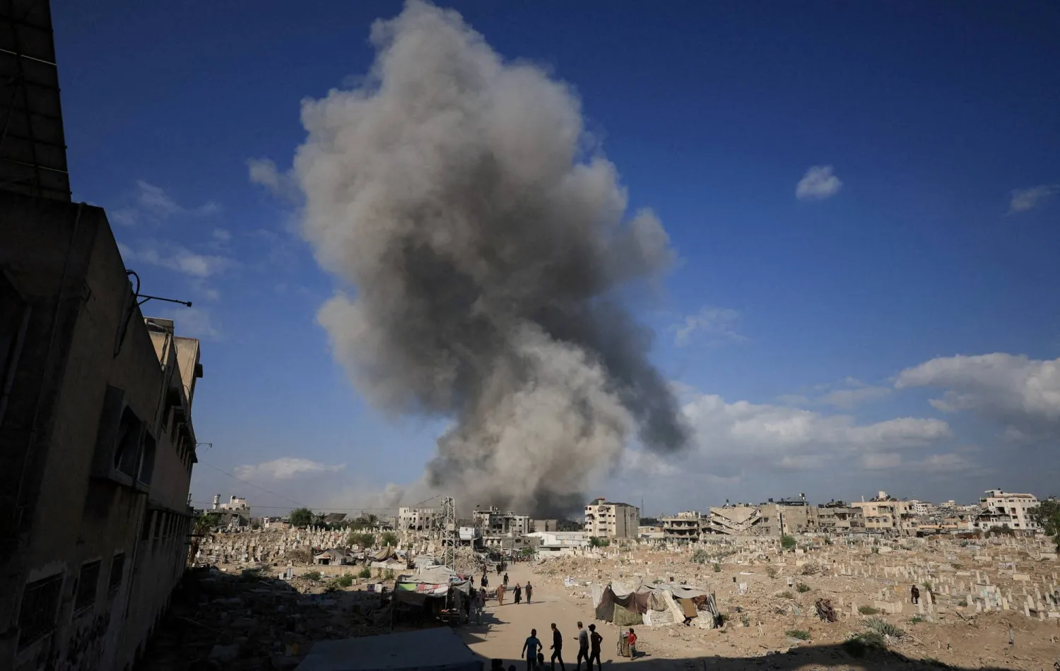 إسرائيل تواصل قصفها العنيف على غزة مستهدفة تدميرها وتهجير سكانها (رويترز)