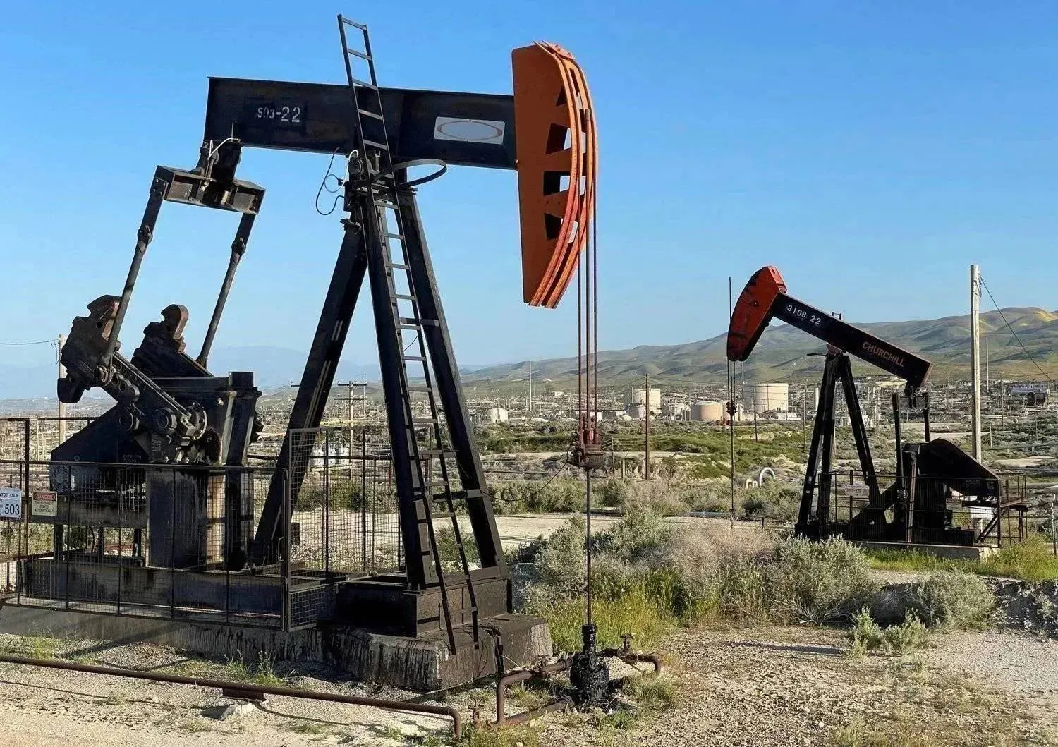 حفارات تعمل في حقل نفطي بولاية كاليفورنيا (رويترز)
