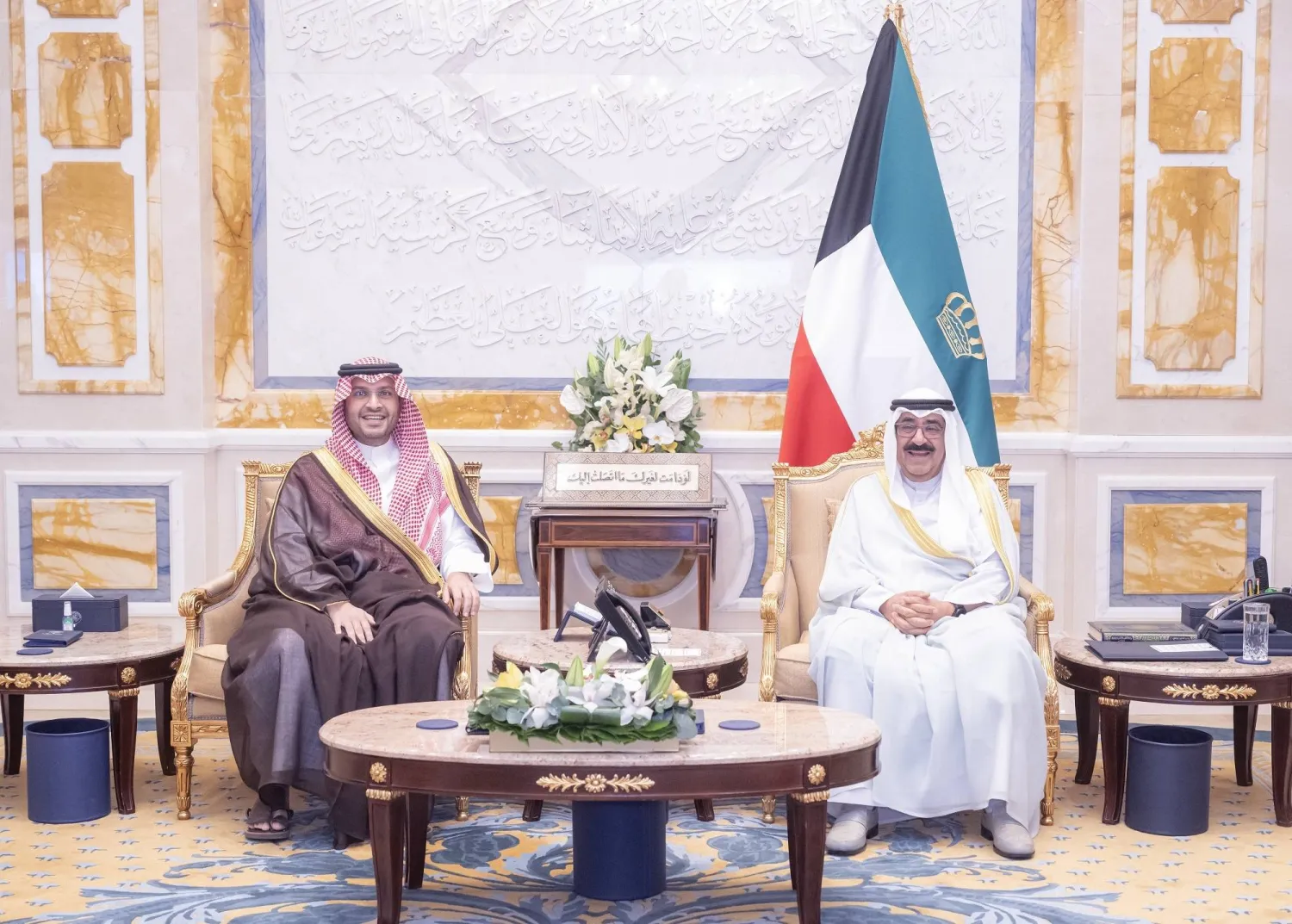 الشيخ مشعل الأحمد خلال استقباله بقصر بيان اليوم الأمير تركي بن محمد بن فهد بن عبد العزيز (كونا)