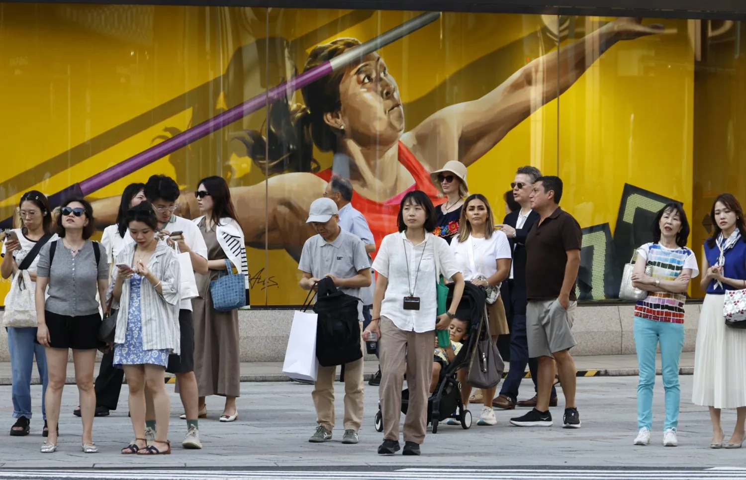 يابانيون في منطقة غينزا التجارية بوسط العاصمة طوكيو (إ.ب.أ)