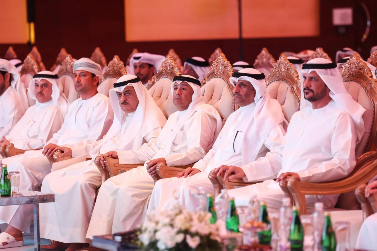 جاسم محمد البديوي الأمين العام لمجلس التعاون لدول الخليج العربية يتوسط المشاركين في «ورشة إعداد الاستراتيجية الخليجية لمكافحة غسل الأموال» التي استضافتها وزارة الداخلية الكويتية (GCC)