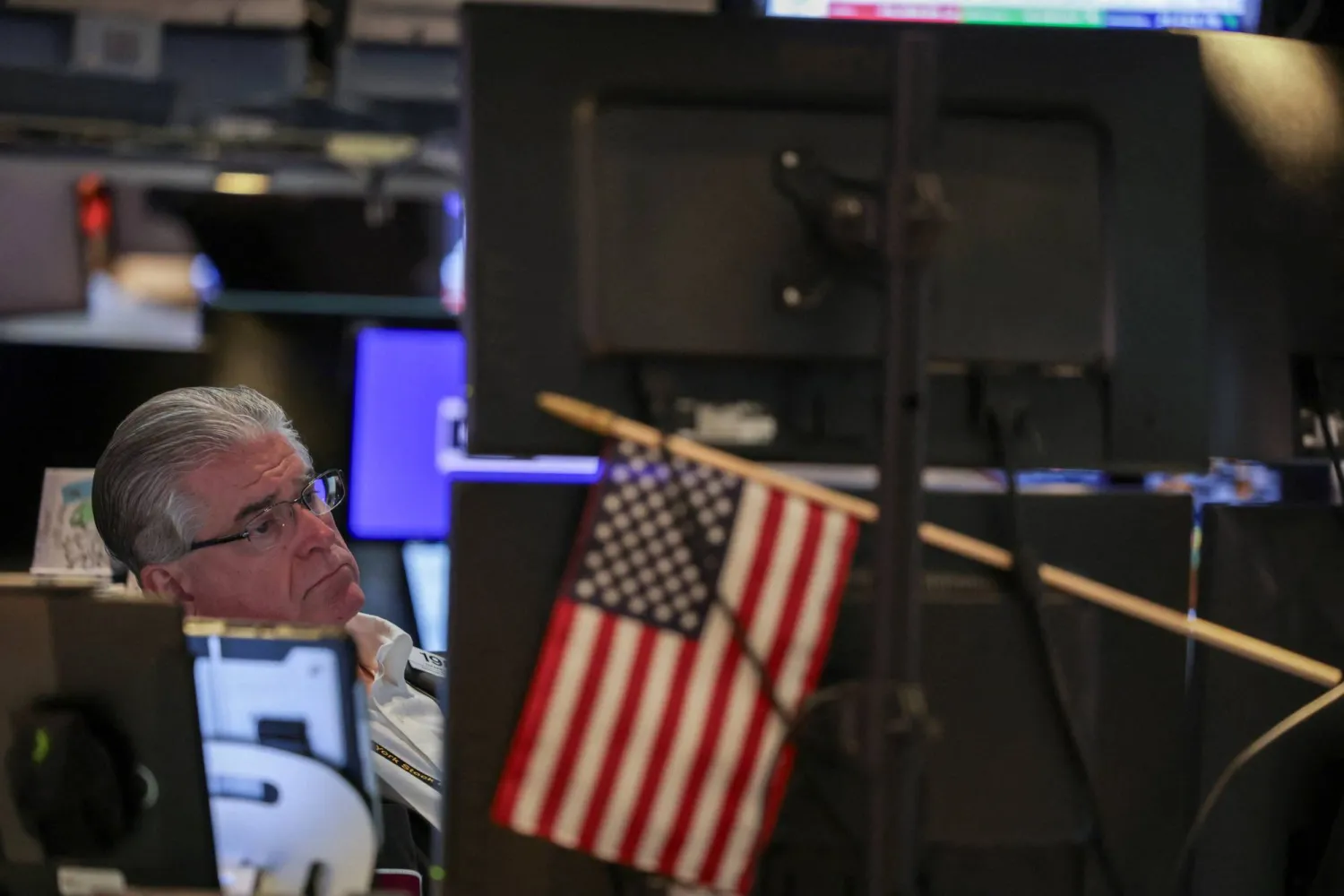 متداول يعمل على أرضية بورصة نيويورك (رويترز)