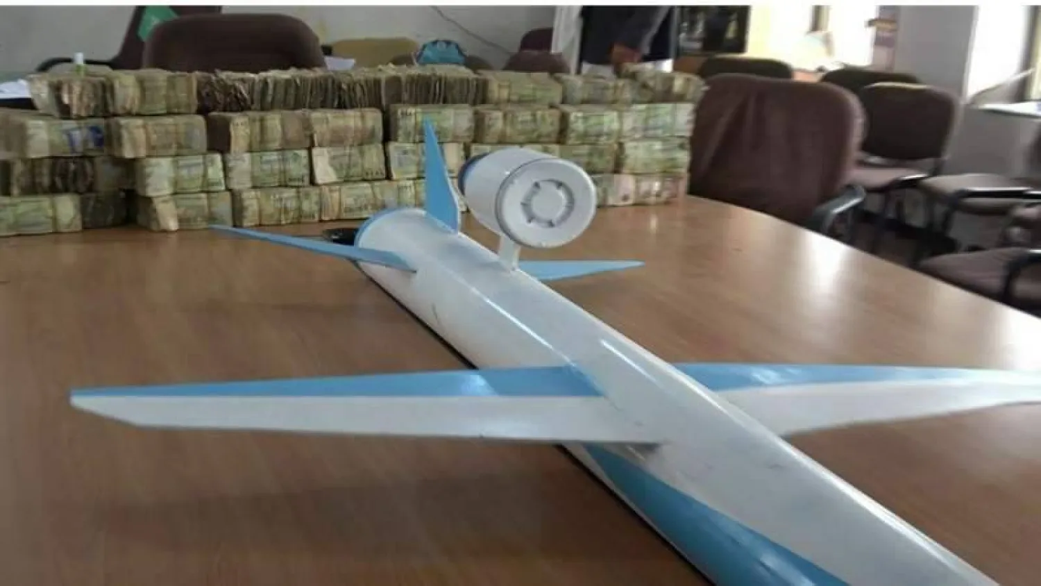 مُسيَّرة حوثية استعرضتها الجماعة في مكان غير معروف (إكس)