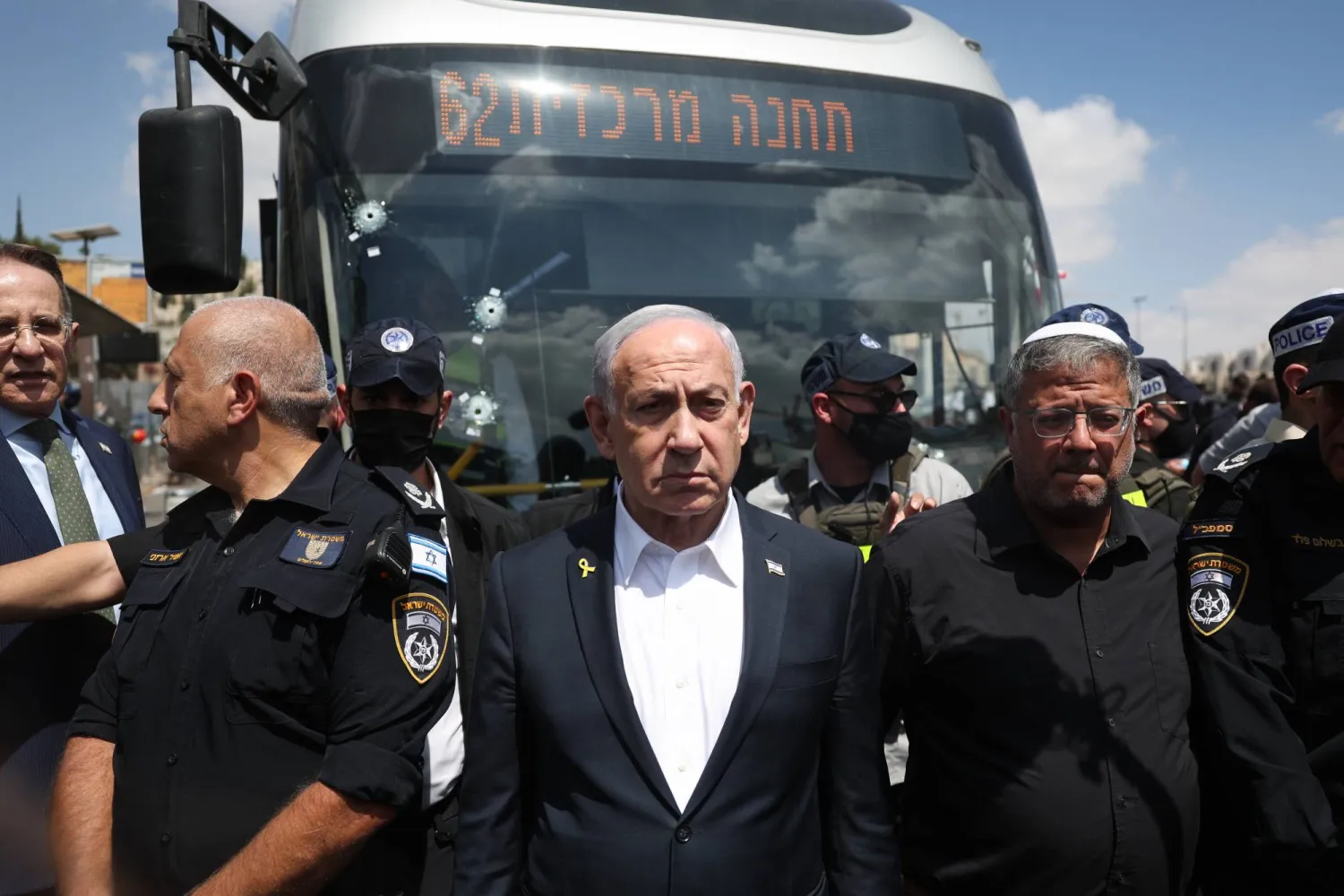 نتنياهو خلال تفقده موقع العملية في القدس (إ.ب.أ)